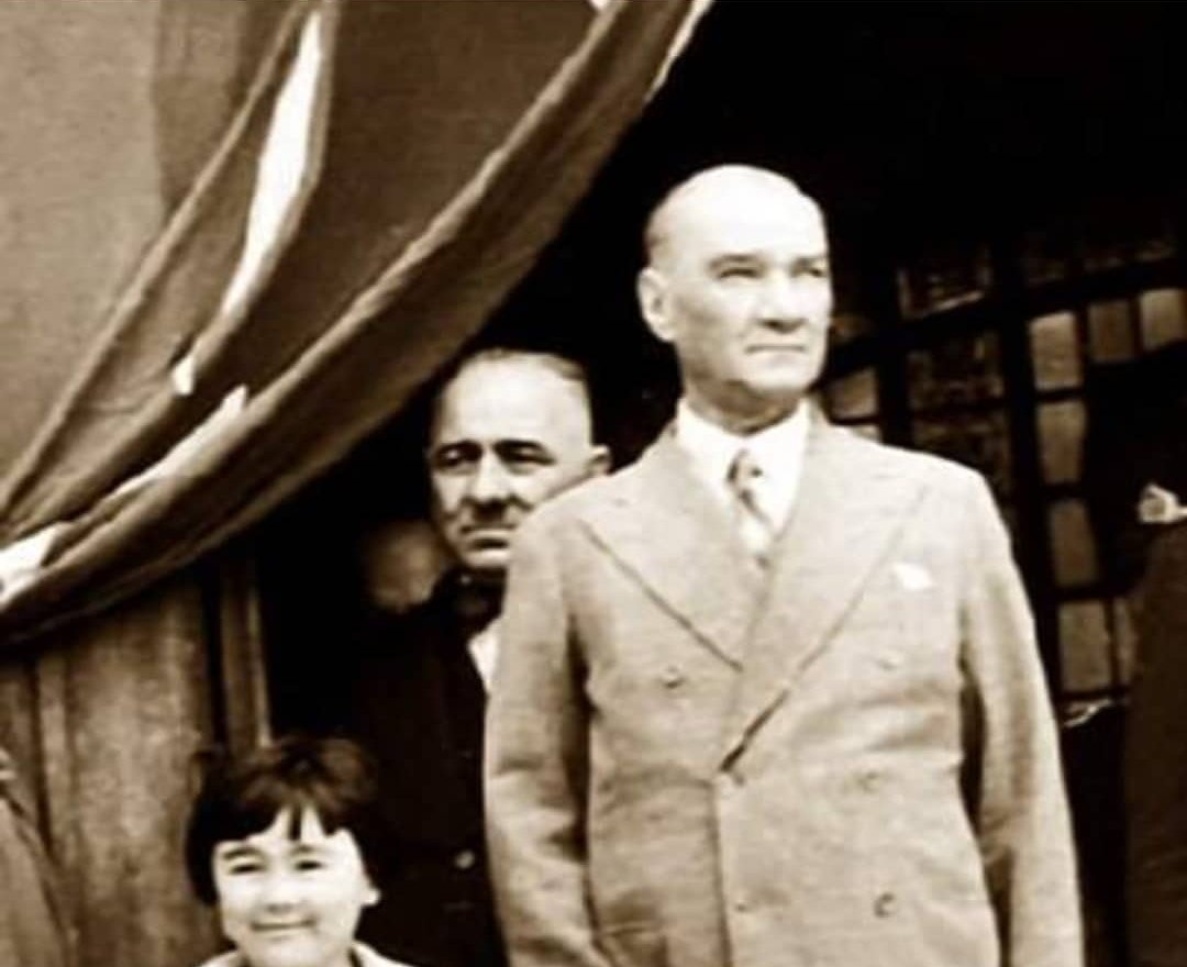 Atatürk ile büyümüş bir çocuksanız masal kahramanlarına ihtiyaç duymazsınız. Ancak dünyanın en büyük lideri bir milletin egemenliğini ve geleceğini çocukların küçük kalplerine armağan eder. Yolun yolumdur ATAM.