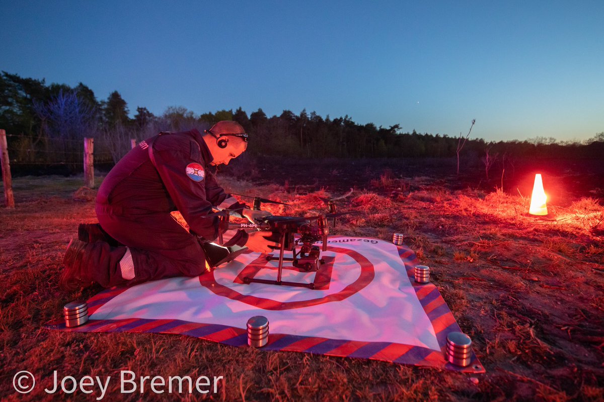 010fotograaf's tweet photo. Het drone team van de Gezamenlijke Brandweer uit Rotterdam is vandaag voor de tweede keer deze week ter plaatse in het Limburgse Herkenbosch. Zij sturen op basis van het beeld van hun infraroodcamera de grondeenheden naar de 'hotspots' om alle brandhaarden uit te krijgen. https://t.co/YL1O7yidrg
