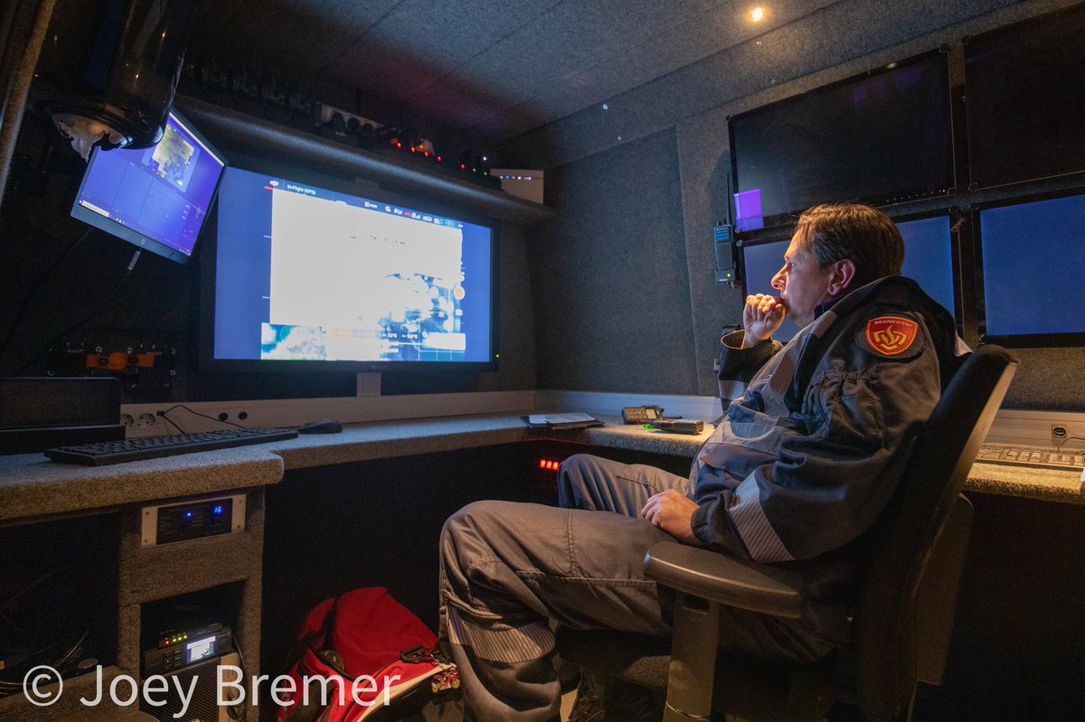 010fotograaf's tweet photo. Het drone team van de Gezamenlijke Brandweer uit Rotterdam is vandaag voor de tweede keer deze week ter plaatse in het Limburgse Herkenbosch. Zij sturen op basis van het beeld van hun infraroodcamera de grondeenheden naar de 'hotspots' om alle brandhaarden uit te krijgen. https://t.co/YL1O7yidrg