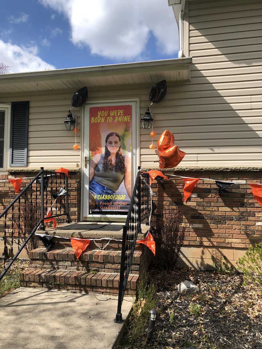 MommRenee's tweet photo. Senior Celebration 2020🧡🖤@LizThomas__13 @EmThomas2004 @WaterlooIndians @mcguane_kris @cjt2187 @MaryMadonna6 @BavisTerri https://t.co/43xa7uYtSX