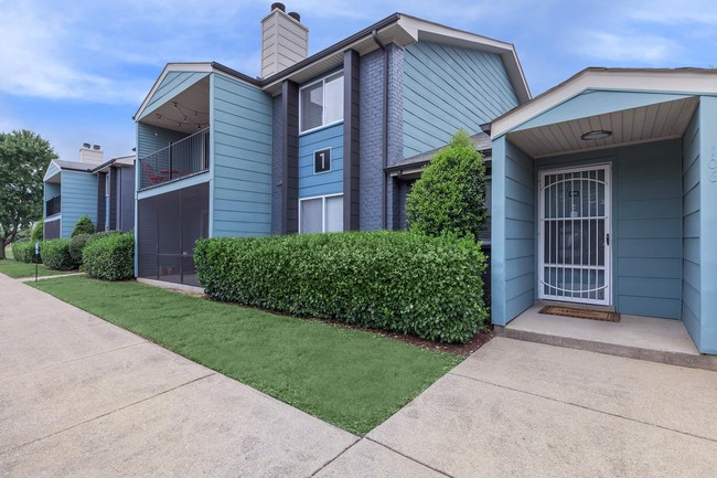 TheWhitneyApts's tweet photo. Take a nice long walk to celebrate all the beauty our planet has to offer today! What's your favorite outdoor feature of your apartment here? 🌱💙☀️ https://t.co/yzndkx1k8O
