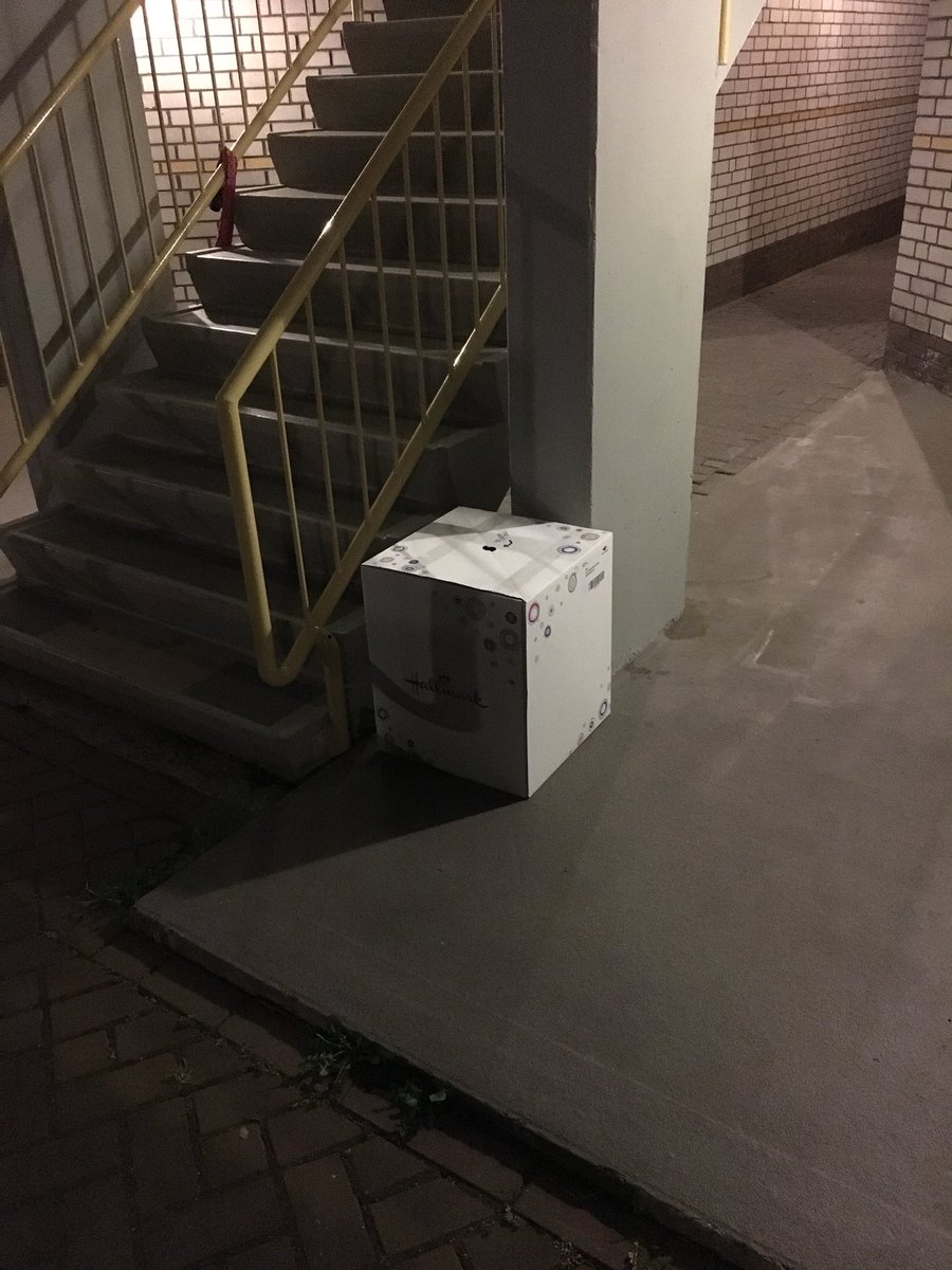 Flowsound_NL's tweet photo. @HallmarkNL ik heb het doosje voor de bovenburen maar binnengezet. Rare manier van bezorgen rond 21.30 uur. Gaat natuurlijk niet goedkomen zo. https://t.co/iGJUjwWLje