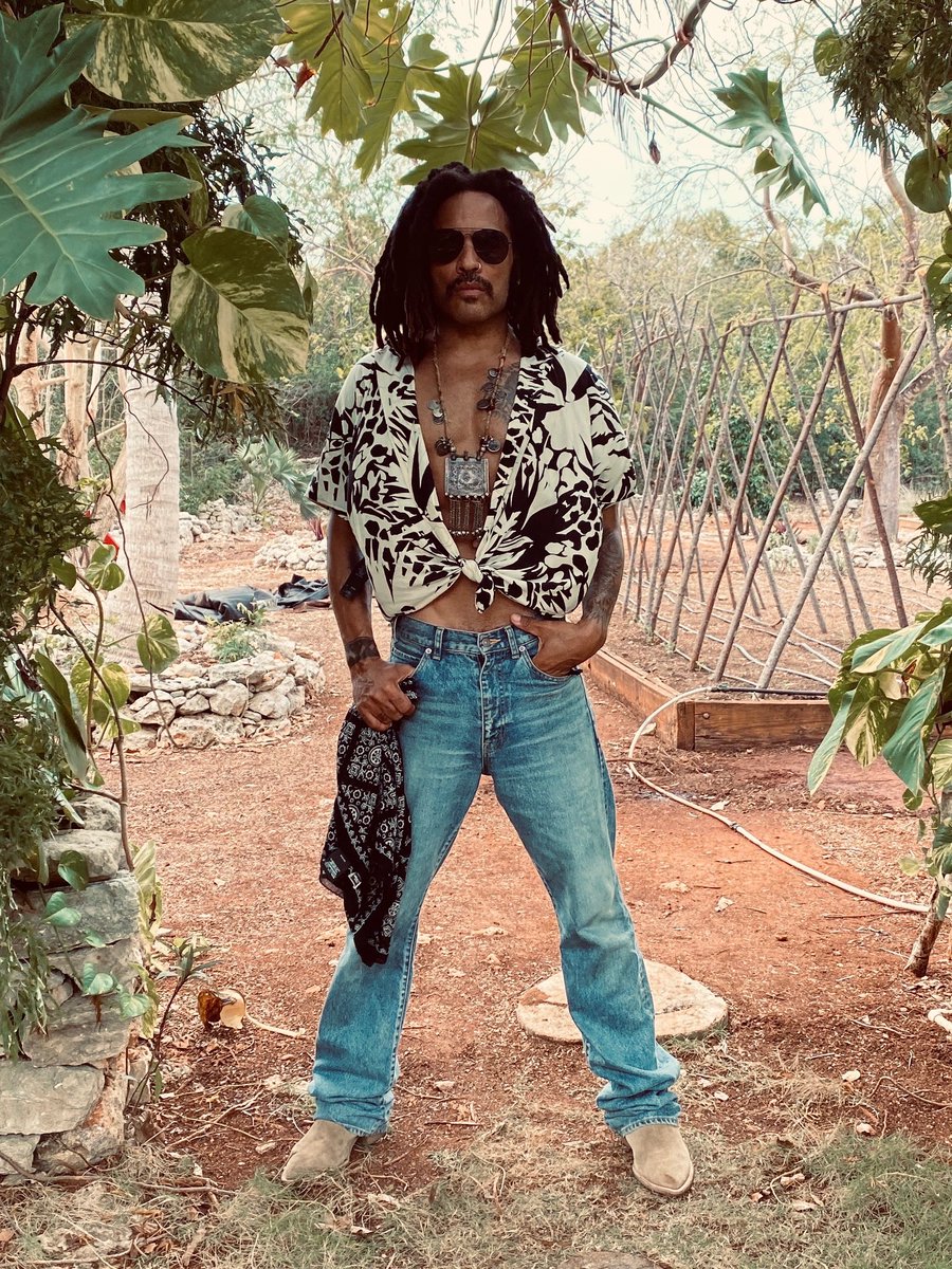 LennyKravitz's tweet photo. Back to the earth #earthday #farming #vegan #organic #nongmo #letloverule https://t.co/JYTxkYCdxd