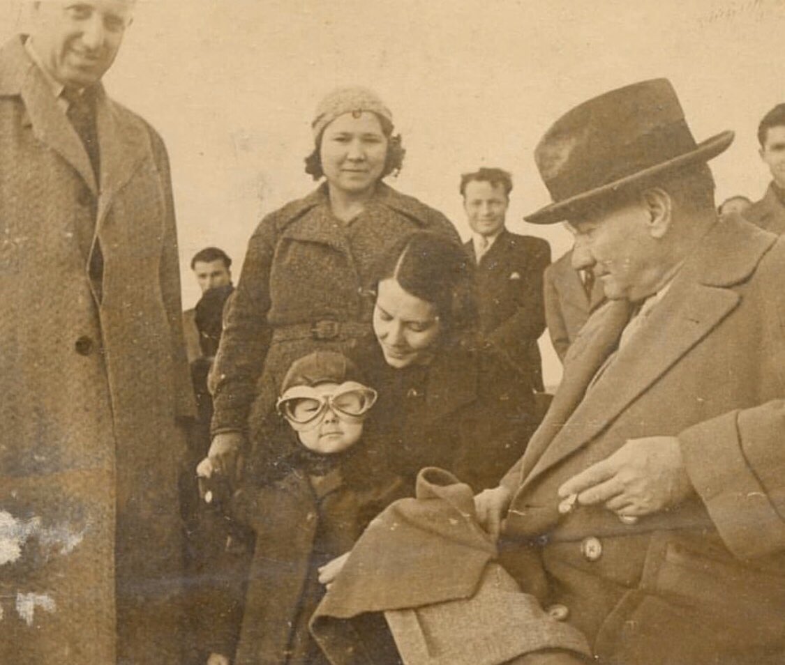 En büyük bayram bu bayram, herkese kutlu olsun!
Nice 100 yıllara... #23Nisan #100yıl #MustafaKemalAtatürk https://t.co/TIM1beQqIu