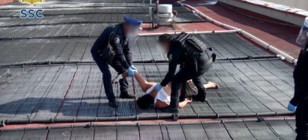 AristeguiOnline's tweet photo. Paciente con Covid-19 intenta suicidarse en hospital de la CDMX; policías lo impiden
https://t.co/WLwqwgECmB https://t.co/hP9OsItILh
