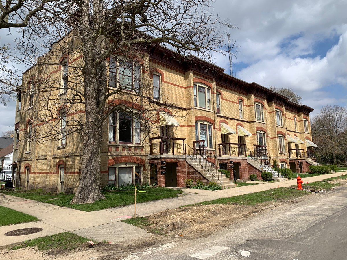 Bringing it back to my Elgin thread from last week with some more examples of “houses touching houses.” Elgin is such a great place if you want to go back in time. 