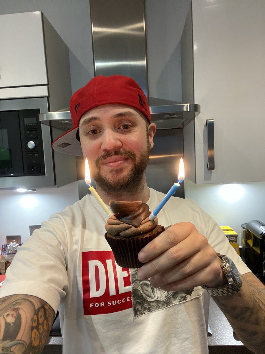 DamienMagician's tweet photo. Still made sure I blew out some candles for my birthday ๐ ๐ง๐ฅณ #DrunkEyes https://t.co/CAkZaJnuYu
