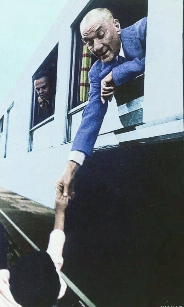 Tut elini bırakma çocuk..

Dünyada sana bayram hediye eden bir tek lider var. 

O da,
O elin sahibi 
Mustafa Kemal Atatürk...

#23NisanKutluOlsun #100YıllıkEgemenlik #EvdeBayramVar