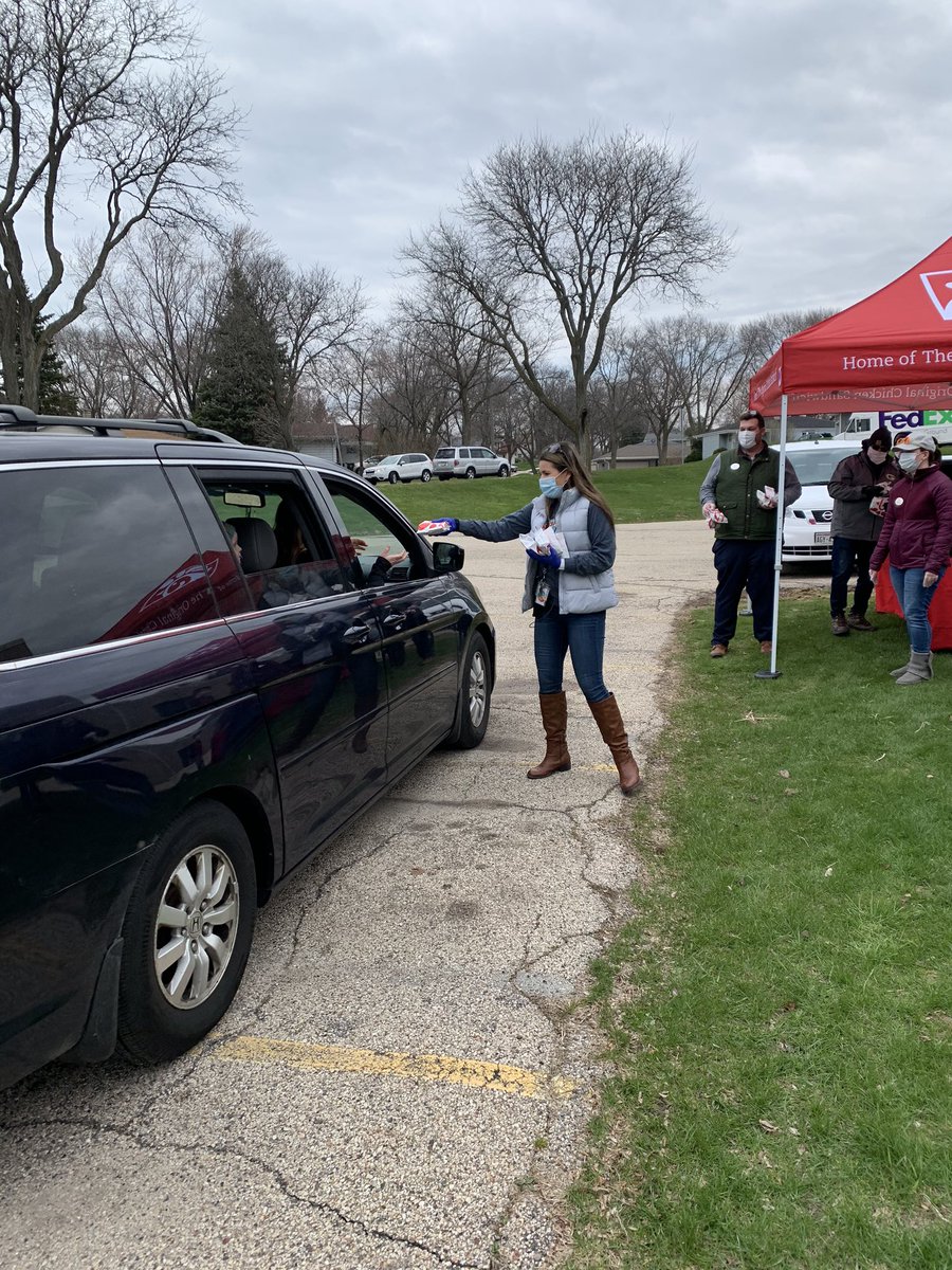 omasism's tweet photo. Hawthorne car parade!  What a great turnout.  So great to see all of the Hawthorne community; staff, students and families with smiles on their faces. Everyone was excited to see our dedicated principal handing out sandwiches!  Thank you Pewaukee Chick-fil-A for your partnership! https://t.co/wJKZH8pJgm