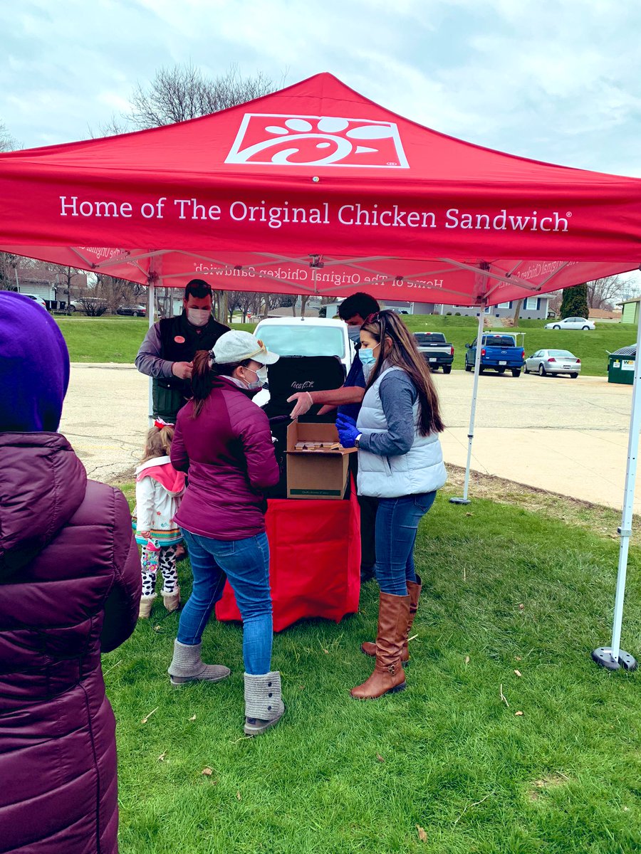omasism's tweet photo. Hawthorne car parade!  What a great turnout.  So great to see all of the Hawthorne community; staff, students and families with smiles on their faces. Everyone was excited to see our dedicated principal handing out sandwiches!  Thank you Pewaukee Chick-fil-A for your partnership! https://t.co/wJKZH8pJgm