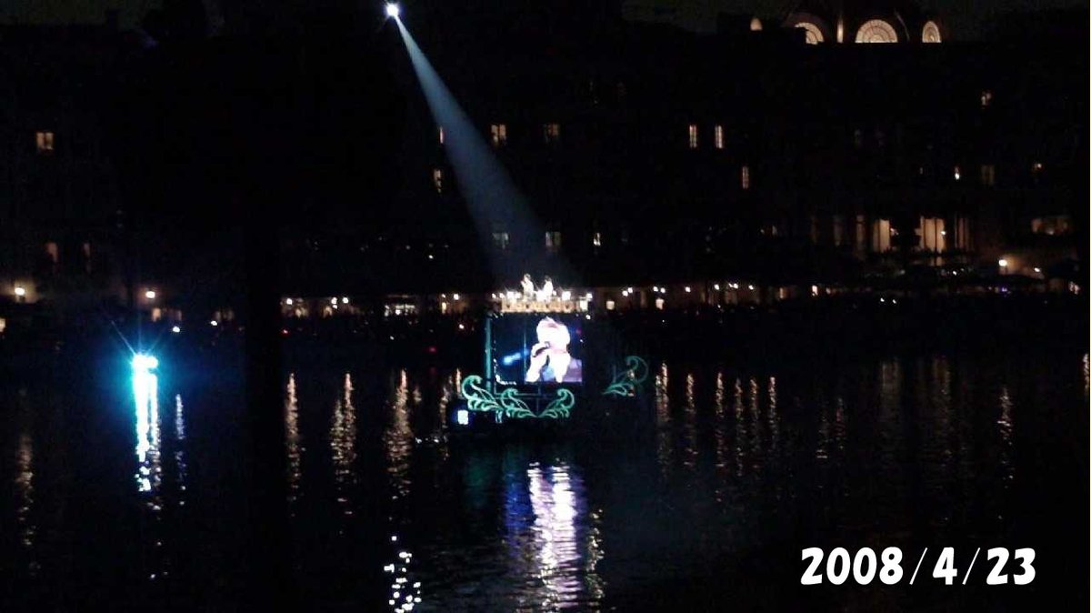 Deepdisney ちょっとレアネタ 12年前の今日 慶應義塾の150周年記念イベントがディズニーシー行われました 慶應義塾大学生は4300円で14時から入園可 ハーバーで19時からセレモニーやりましたがカウントダウン以上の大混雑でした