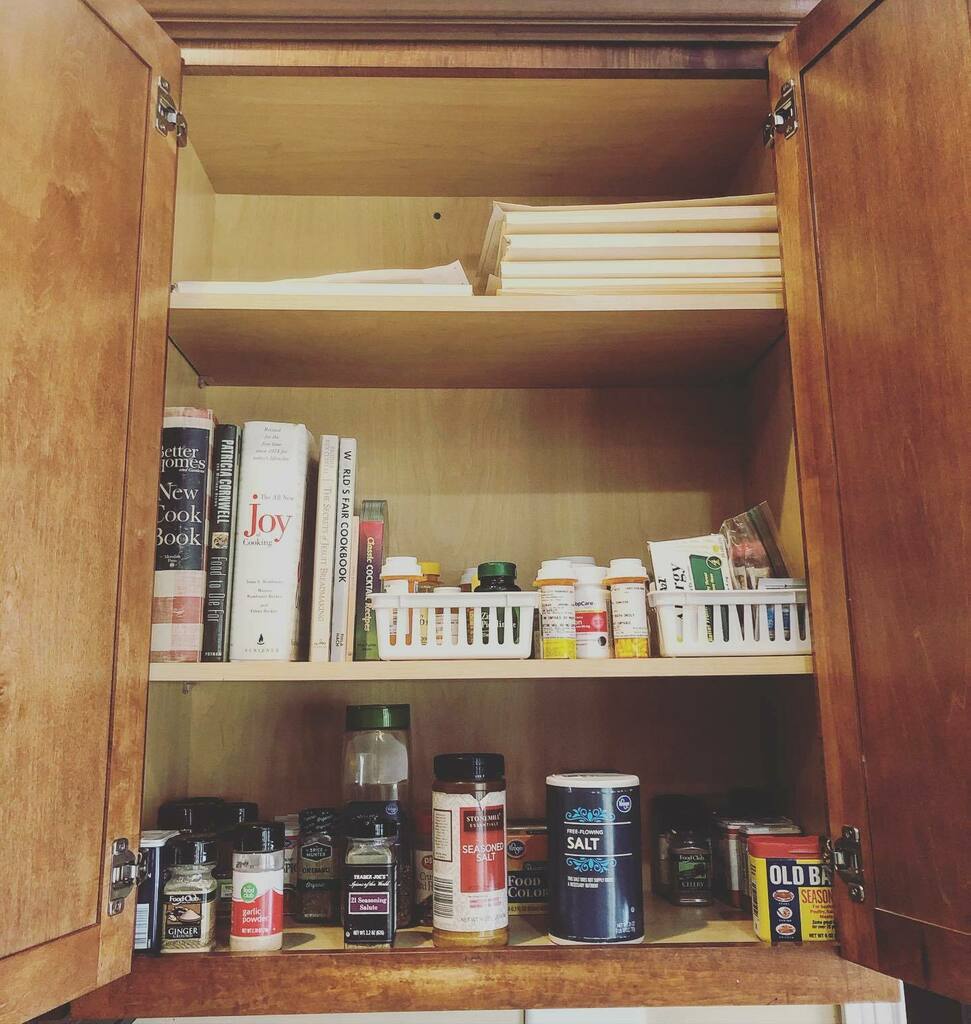 LeslieSholly's tweet image. Organized cabinet #minimizing #quarantinefun instagr.am/p/B_TB85yDlm-/