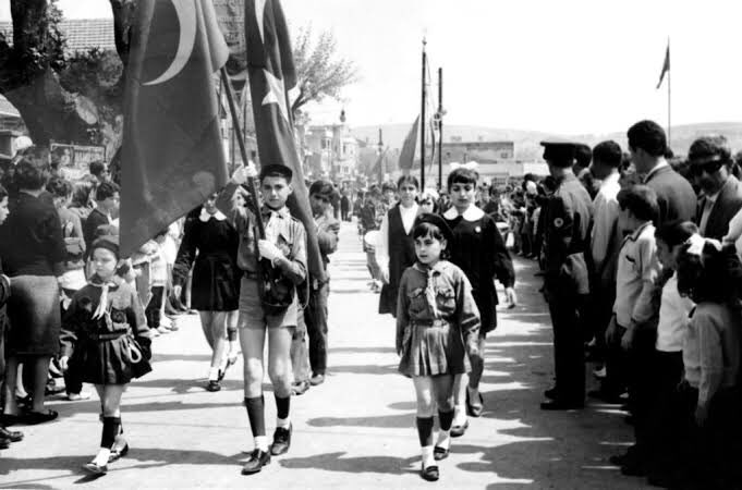 “Küçük hanımlar,küçük beyler!
Sizler hepiniz geleceğin bir gülü,yıldızı,geleceğin ışığısınız.Memleketi asıl ışığa boğacak sizsiniz..”
23 Nisan Ulusal Egemenlik ve Çocuk Bayramımız kutlu olsun! Tüm çocuklarımızın yüzü hep gülsün! #UlusalEgemenlikveÇocukBayramı 🇹🇷