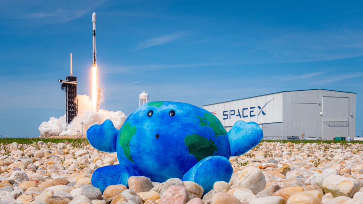 Happy #EarthDay from Launch Complex 39A!

My Celestial Buddies Earth plushie was treated to quite the experience during today’s SpaceX Starlink launch.

(📷/for <a href="/SuperclusterHQ/">Supercluster</a>)