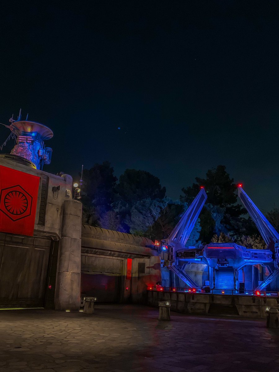 So happy to have Planet Batuu on this Earth 🌎 Happy Earth Day! 📸: <a href="/MousyMagic/">MousyMagic</a> <a href="/Disneyland/">Disneyland Resort</a>AP @DisneylandToday @Disneyland