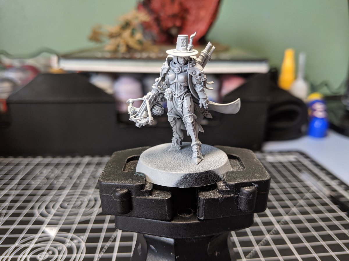 Twilight_Minx's tweet image. Started painting this beauty today (ignore battle cabbage he's a wip 😅) and a friend decided she wanted to help 🥰 #Warmongers #greyfax #cat #painting #warhammer40k #PaintingWarhammer