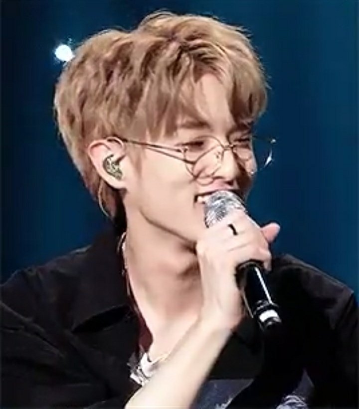 jae as chicken little-carismático-enérgico-un poco torpe-un poco escuálido pero es un chico fuerte-gafas-little and cutes eyes