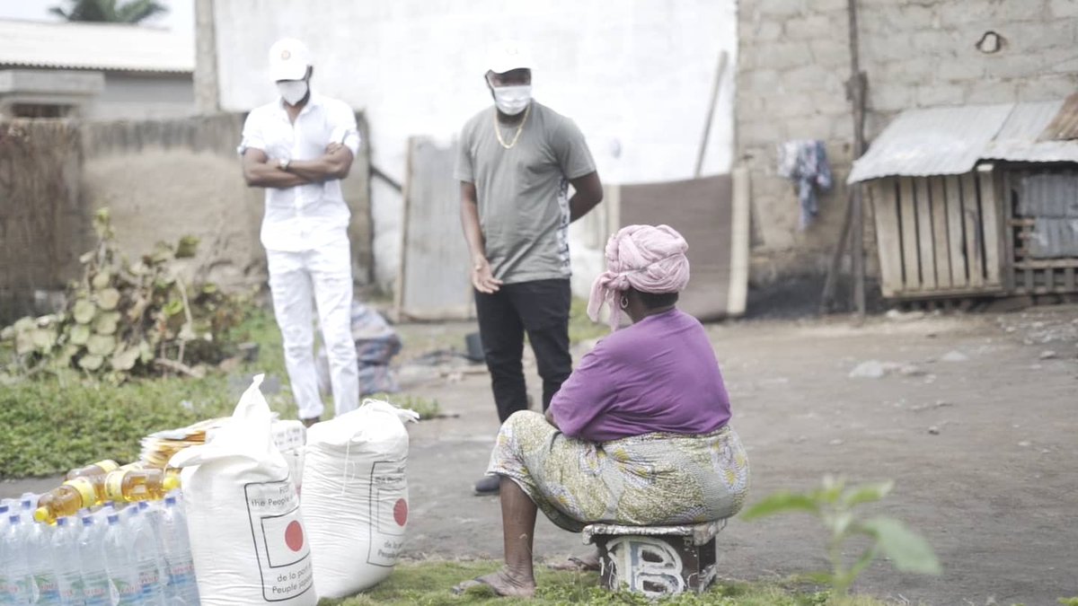 ToofanOfficiel's tweet photo. Aujourd'hui encore sur le terrain pour poursuivre la chaîne de solidarité #COVID19 ✅ Ensemble nous allons y arriver 🙏🏿 https://t.co/iAKKlRvNaF