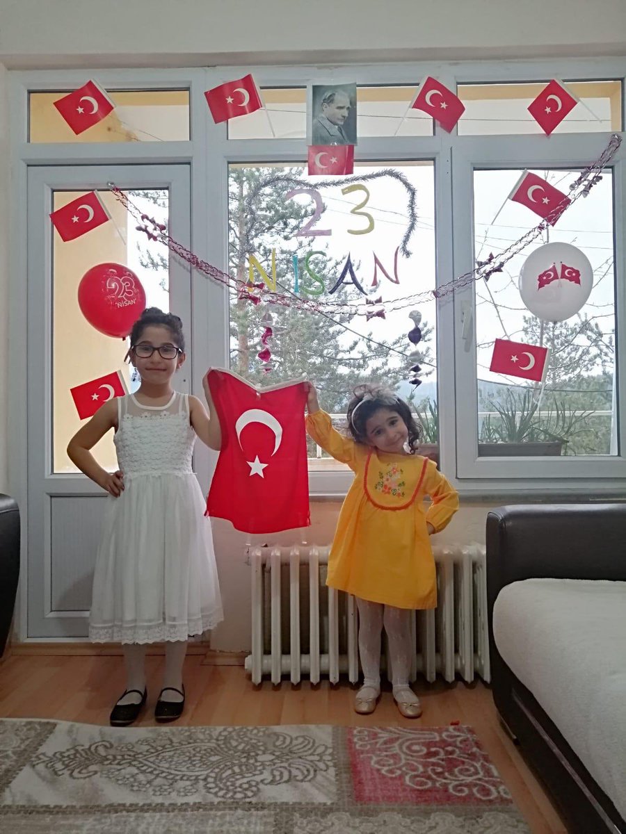 sudceylan532's tweet photo. #23NisanUlusalEgemenlikveCocukBayramı prenseslerim 🙏🏻🙏🏻 https://t.co/nEdfokc3Yg