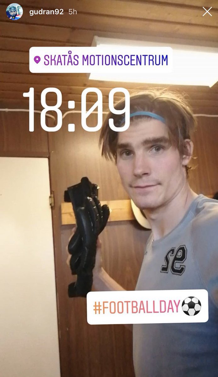 karlrbk's tweet photo. Nobody:

Min kompis Gurra: 
•Knegar som flyttgubbe 07-16.
•Betar av en golfrunda på lunchen. 
•Smäller sen av 5km på enkla 17.48.
•Timmen efter tränar han fotboll.  

Själv blir man andfådd bara genom att hälla upp ett glas mjölk. https://t.co/iP0kSiEbak