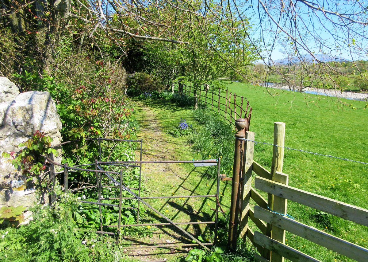 CumberlandPics's tweet photo. The name of #Papcastle is said to be formed from Old Norse and Old English papi+cæster, meaning 'the Roman fort inhabited by a hermit'.
Originally the site of a Roman fort called Derventio, the village lies North of #Cockermouth.
Photo courtesy of @StanLeigh18.
#Cumberland https://t.co/0wp48v9sCG