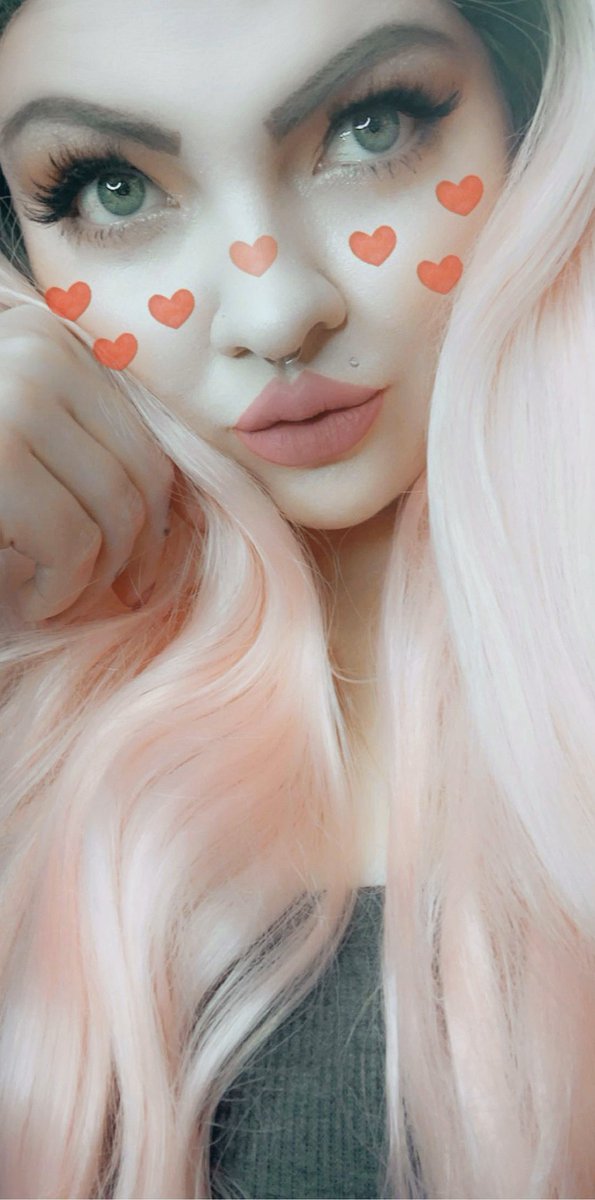 Makayla_Wetmore's tweet photo. I hope you all are having an amazing day! 💖 #EarthDay2020 #QuarantineAndChill #StuckatHomeSNACKS #powderroomd #wig #snapchat https://t.co/2racErdSCq