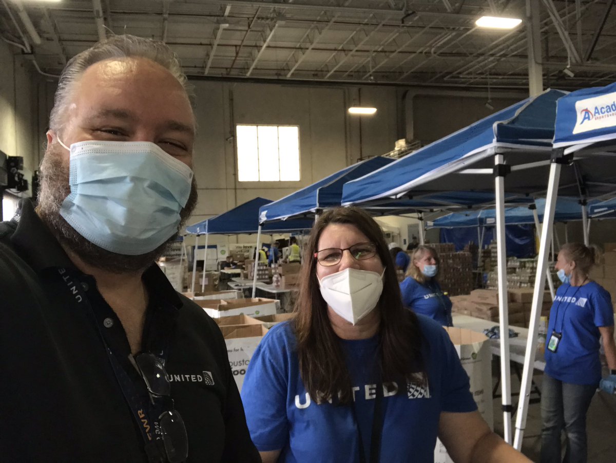 Today safety and regulatory compliance Quality Control team had the opportunity to support the IAH Food Bank with our United Family truly caring for our community making a difference. @JohnK_UA @AOSafetyUAL @weareunited @mariobchicago