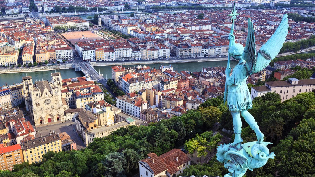 la_baguettee's tweet photo. #profcuj #FLE le population de Paris est 2 million et le de Lyon est 500 mille. Donc il y a beaucoup plus de personnes dans paris. https://t.co/9ahqkXaWOz