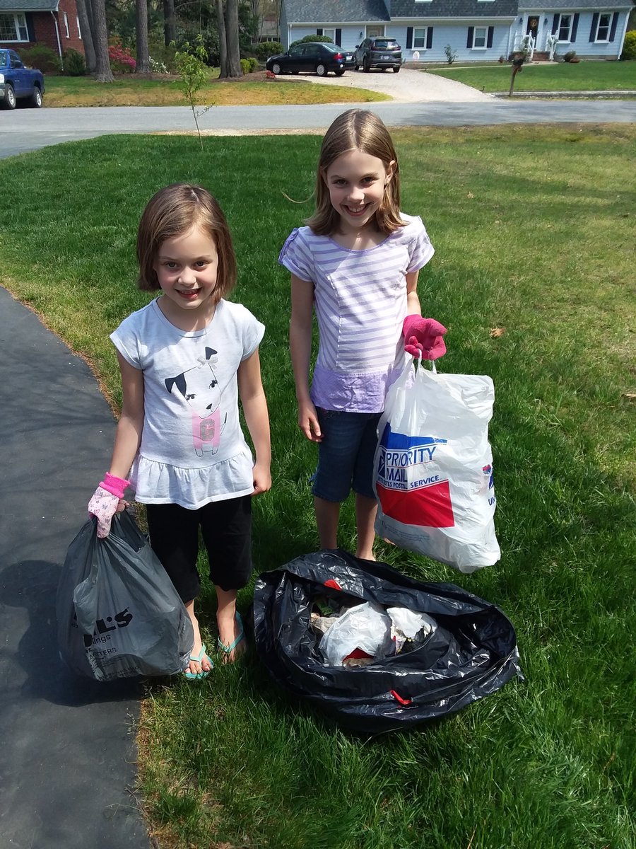 CCPDVa's tweet photo. #HowIHelp and #EarthDay2020 represented by the Potter family. What better way to help than a neighborhood clean-up? Thanks for being good community helpers. https://t.co/imviPEm1R1
