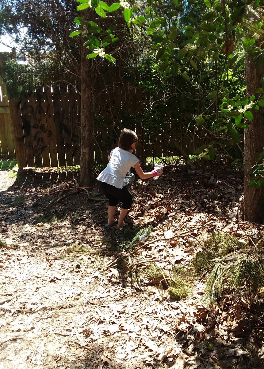 CCPDVa's tweet photo. #HowIHelp and #EarthDay2020 represented by the Potter family. What better way to help than a neighborhood clean-up? Thanks for being good community helpers. https://t.co/imviPEm1R1