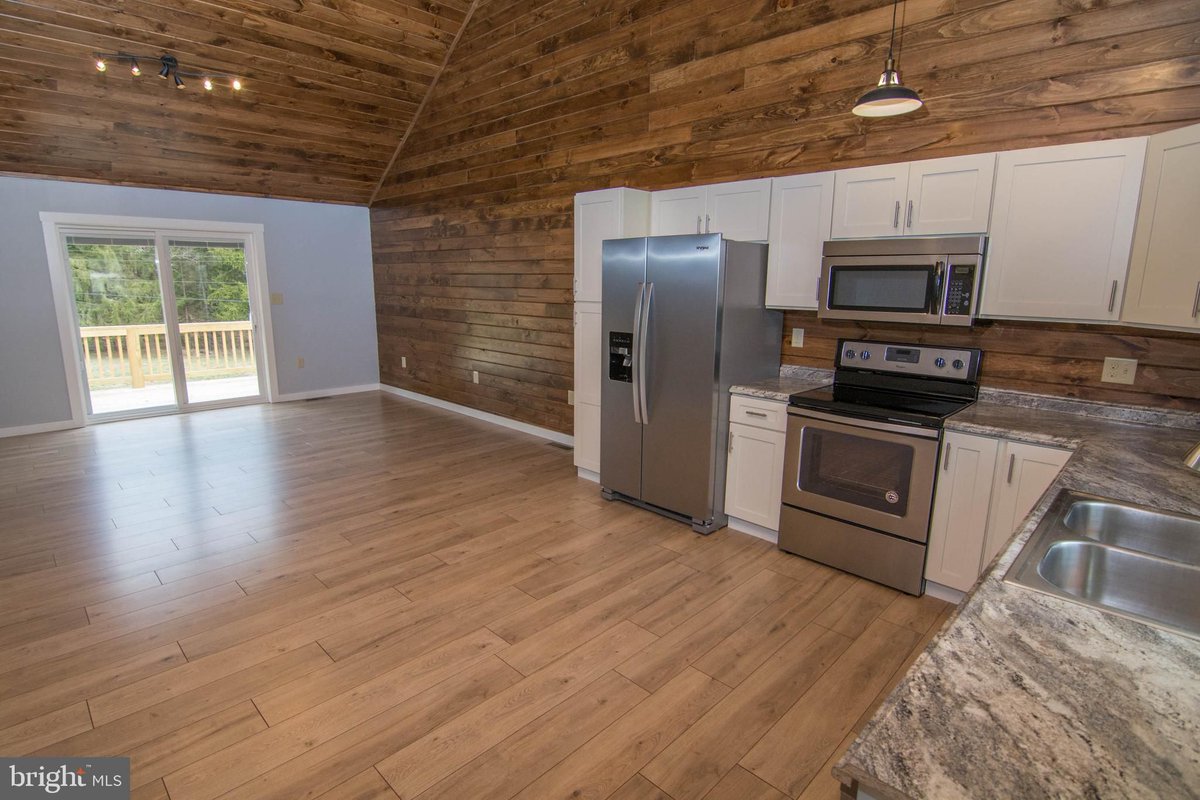 BeitzelNina's tweet photo. NOW $179,000!! 🥳

✅ BRAND NEW HOME
✅ 3 BR &amp; 3 FULL BATHS
✅ 3 finished levels of living space
✅ Frontage on the Casselman River!

👀 https://t.co/CbhhKgyctA

#forsale #grantsvillemd #dealalert #alotforthemoney #scheduleashowing #garrettcountyrealestate https://t.co/umOhP8EOi4