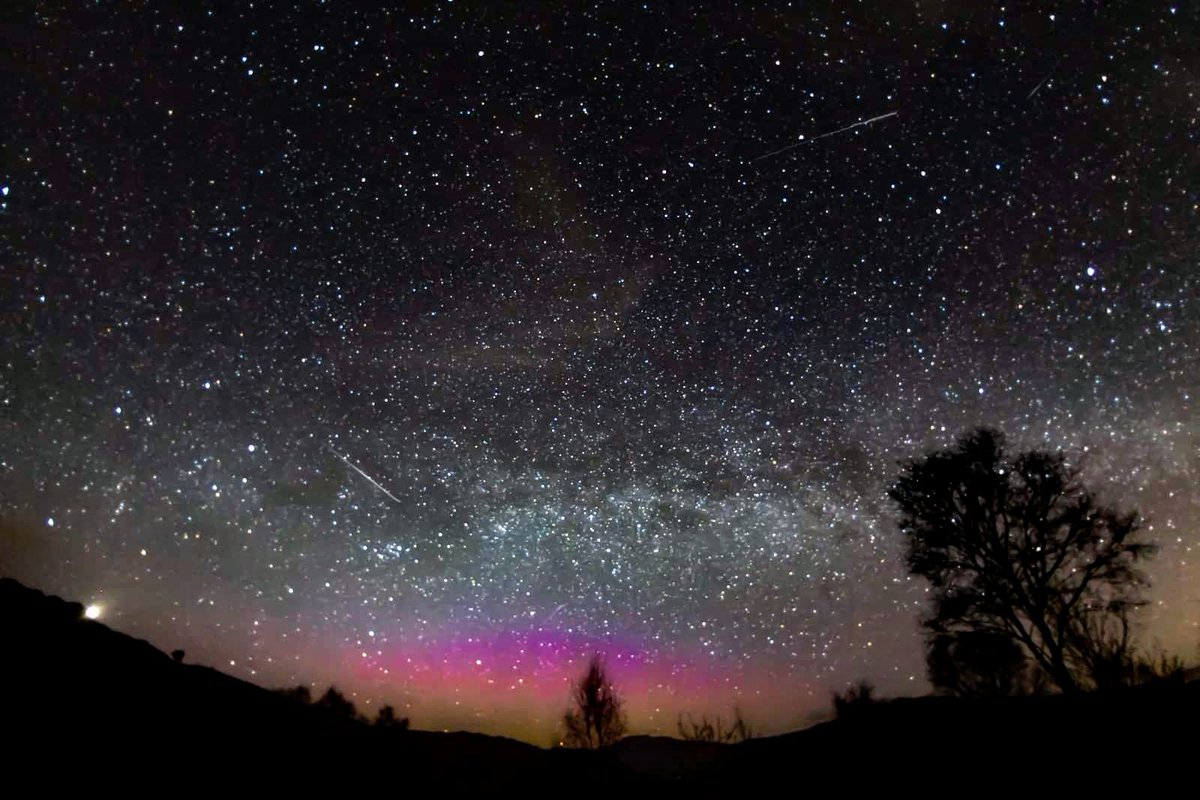 Spent today's exercise token long before the rest of the World had stirred in their beds.

Rarely have I seen a bigger sky, seen the sky awash with streaks of light burning across the heavens, while the most elusive light show danced along the horizon ✨😍✨ <a href="/lomondtrossachs/">Loch Lomond & The Trossachs</a>