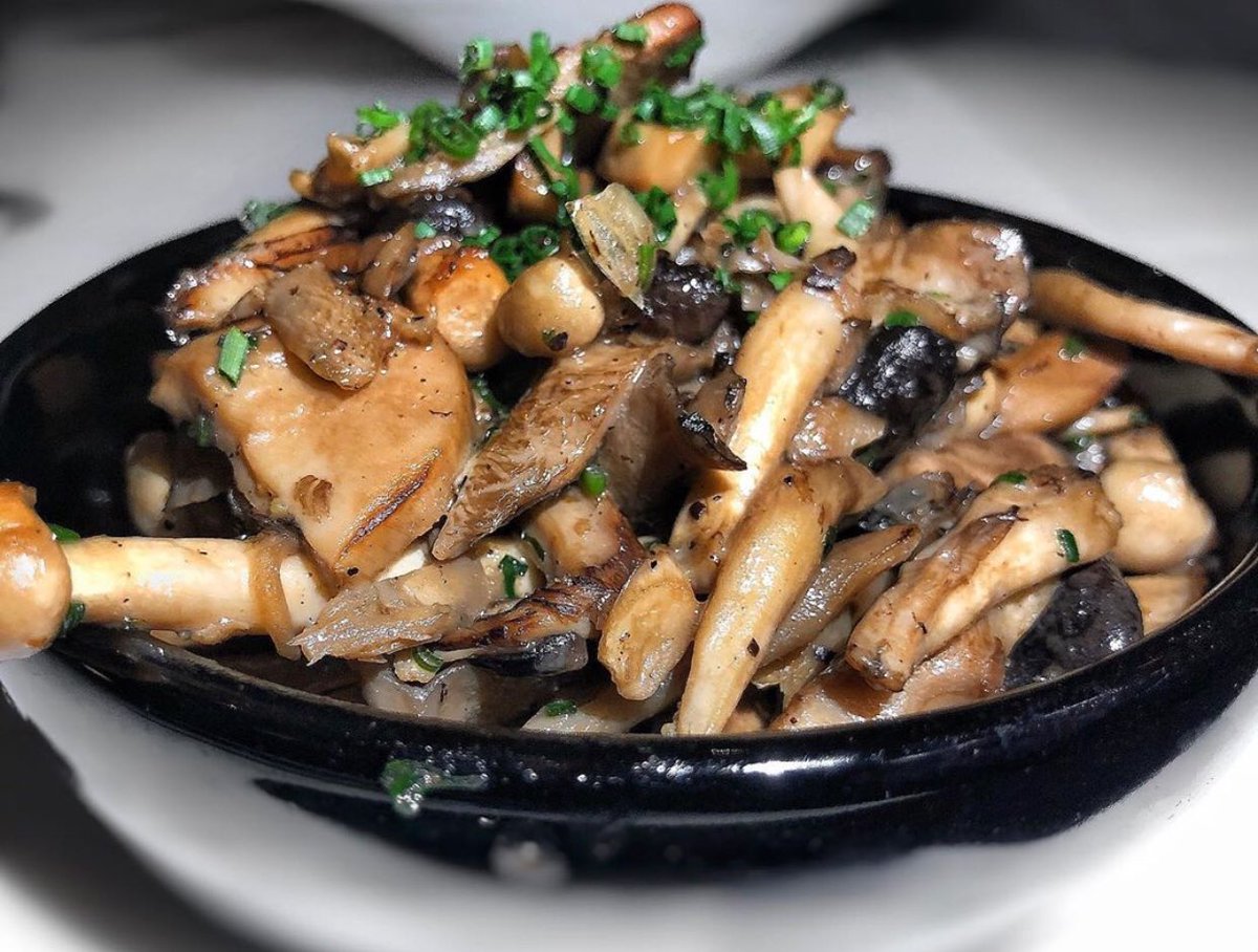 ashpasadena1's tweet photo. Celebrate🌍#EarthDay with a side of beautiful earthy mushrooms.🍄These beauties are low in calories and high in vitamins and minerals.💪
Photo Credit: @vittlesandvino Thank you for sharing!
https://t.co/XiZQK0NYWg
#AloneTogether #Delivery https://t.co/BqOUN4fgCS