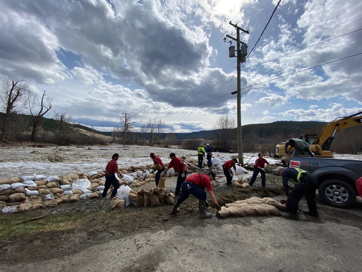 StrategiesNorth's tweet photo. Williams Lake Indian Band and government agencies teaming up to fight flooding on Borland Creek. #staysafe friends! @AaronMannella @sugarcanearch https://t.co/pZgrO5zr6b