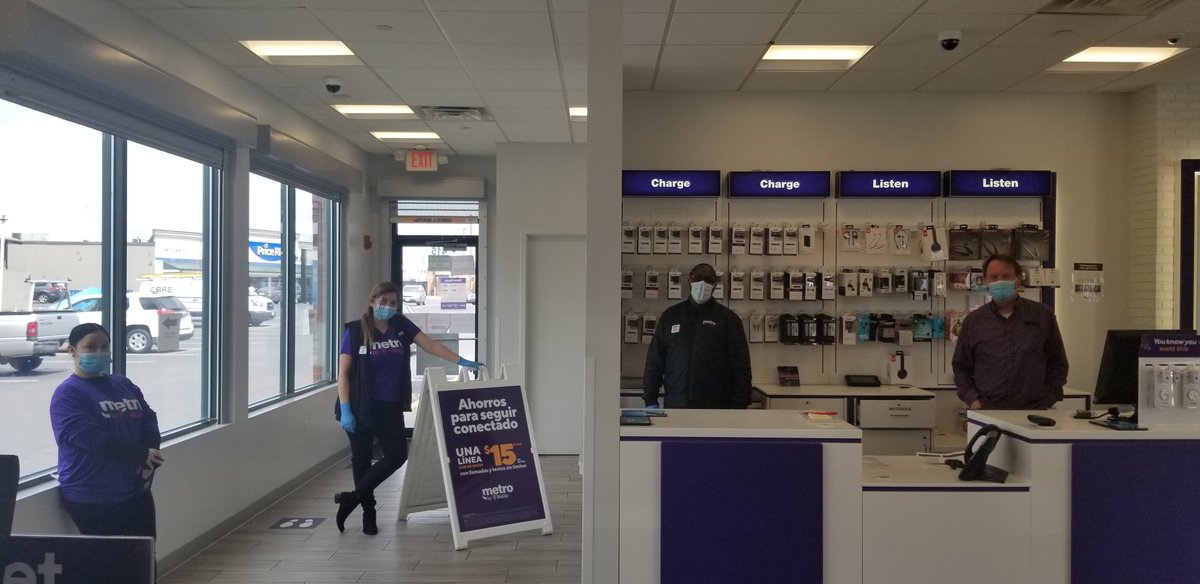 KevinLasella's tweet photo. Thanks to our Fantastic Metro by T-Mobile Team in Lynn MA taking care of our customers and staying safe🙏 Proud of &amp; Inspired by our Team. @JonFreier @mick4077 @JohnCShelton12 @thayesnet @John_Dief @bilson94 https://t.co/h2uteEYyVe
