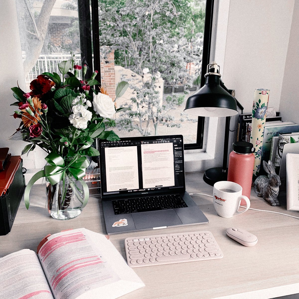 pracidoluar's tweet photo. 𝗠𝗶𝗲𝗿𝗰𝗼𝗹𝗲𝘀 𝟮𝟮 𝗱𝗲 𝗮𝗯𝗿𝗶𝗹: mis exámenes finales van a empezar en poquito y mi novio me ayuda a descansar viendo películas conmigo. Tengo mucha suerte. https://t.co/lpbEHIbDZO