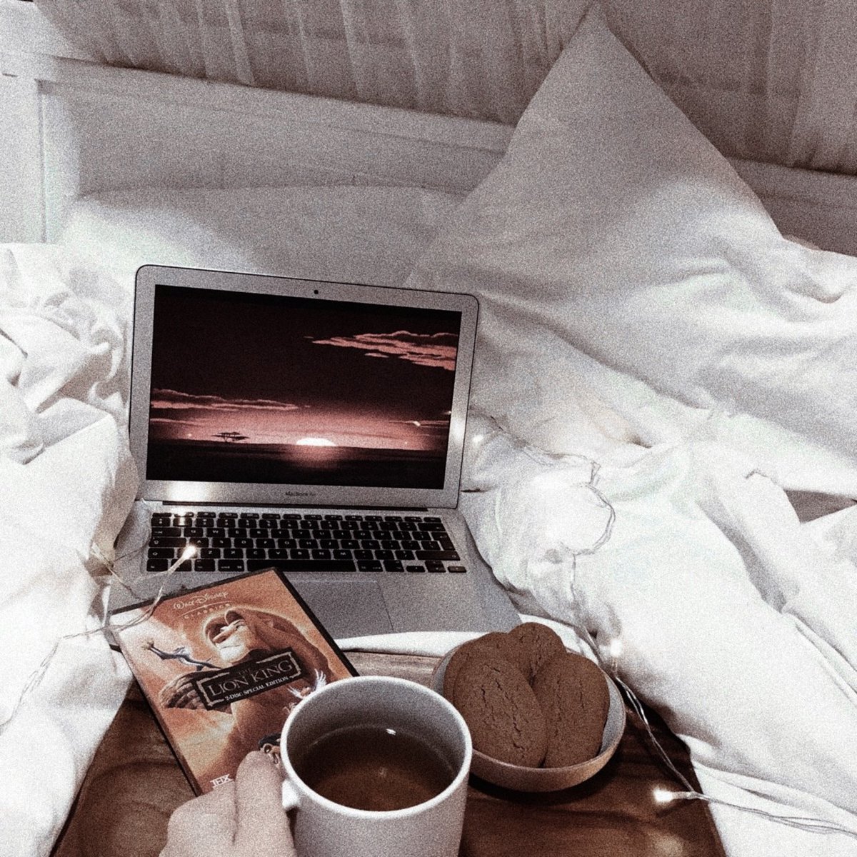 pracidoluar's tweet photo. 𝗠𝗶𝗲𝗿𝗰𝗼𝗹𝗲𝘀 𝟮𝟮 𝗱𝗲 𝗮𝗯𝗿𝗶𝗹: mis exámenes finales van a empezar en poquito y mi novio me ayuda a descansar viendo películas conmigo. Tengo mucha suerte. https://t.co/lpbEHIbDZO