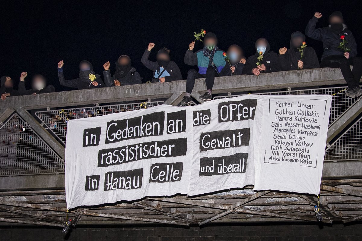 linksunten_goe's tweet photo. Gestern Abend, 9 Wochen nach dem rassistischen #Anschlag in #Hanau mit 10 Toten gedachten #Aktivist_Innen in #Göttingen mit #Transparenten u.a. an #Opfer von rassistischer #Gewalt. Unsere Fotos bei Flickr: https://t.co/9UKofS5fg7 https://t.co/gCXsjR7IzE