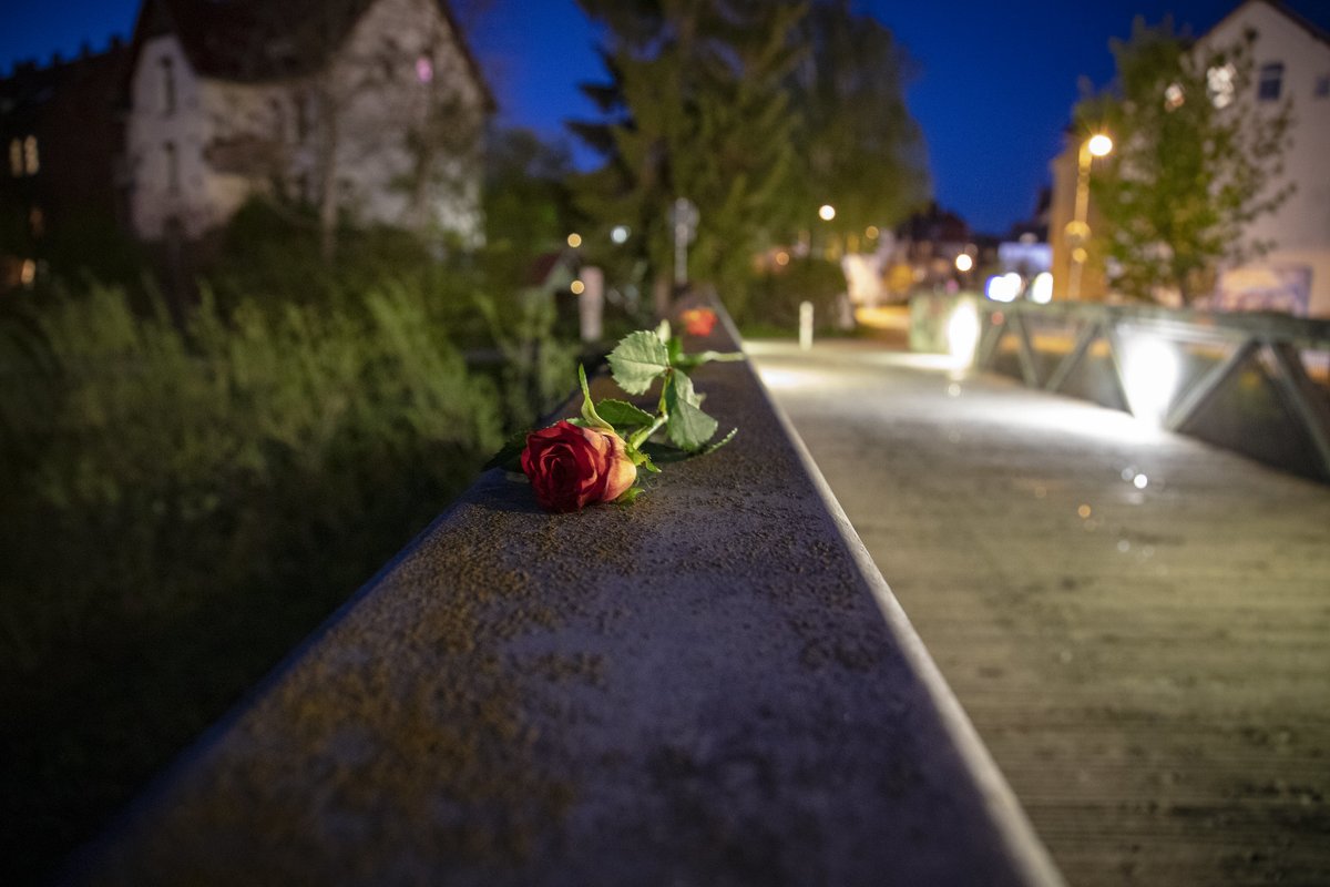 linksunten_goe's tweet photo. Gestern Abend, 9 Wochen nach dem rassistischen #Anschlag in #Hanau mit 10 Toten gedachten #Aktivist_Innen in #Göttingen mit #Transparenten u.a. an #Opfer von rassistischer #Gewalt. Unsere Fotos bei Flickr: https://t.co/9UKofS5fg7 https://t.co/gCXsjR7IzE