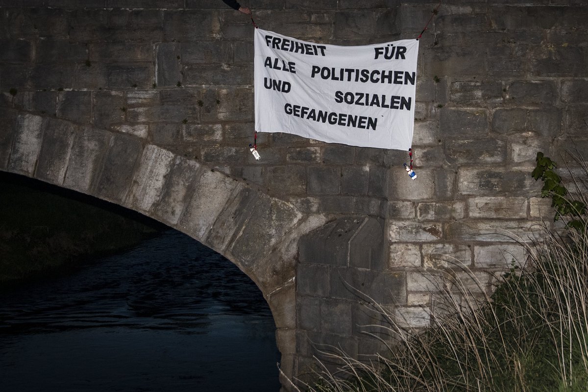linksunten_goe's tweet photo. Gestern Abend, 9 Wochen nach dem rassistischen #Anschlag in #Hanau mit 10 Toten gedachten #Aktivist_Innen in #Göttingen mit #Transparenten u.a. an #Opfer von rassistischer #Gewalt. Unsere Fotos bei Flickr: https://t.co/9UKofS5fg7 https://t.co/gCXsjR7IzE