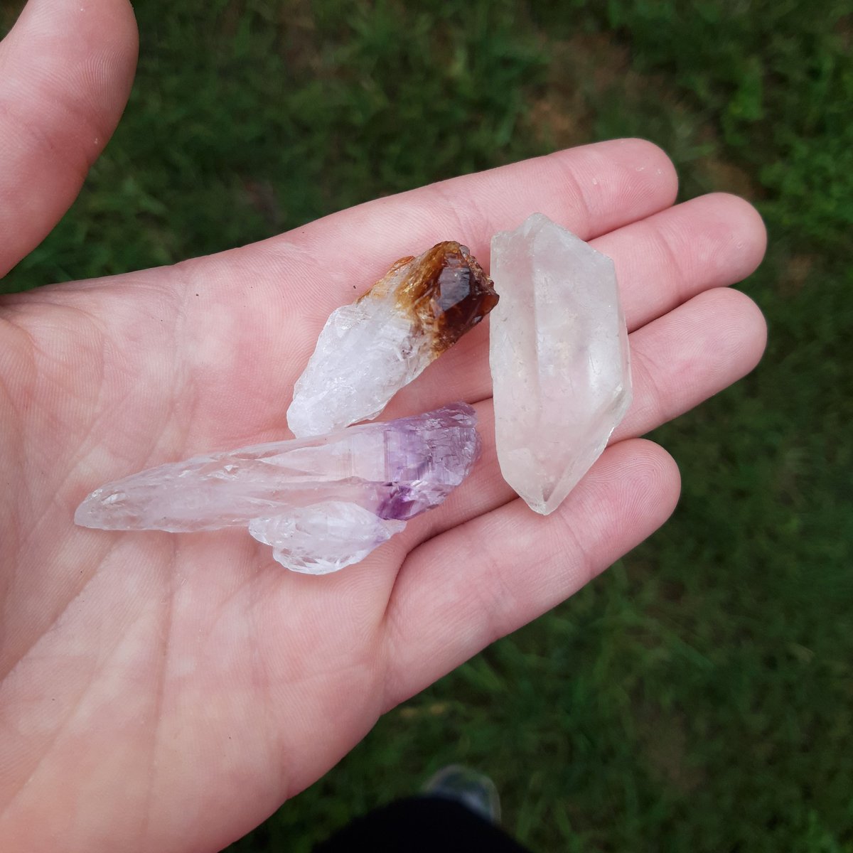 baihemothwraps's tweet photo. I'm pleased to announce my first ever ~giveaway~

the winner will receive 
💚 a mini Amethyst pendant 
💚 an Aventurine &amp; Amethyst giving spoon
💚 a piece of Clear Quartz, Citrine, and Amethyst

~rules~
rt, follow, and tag a friend to enter 😊
winner will be picked 5/23/20 https://t.co/tiSpsF0iL8