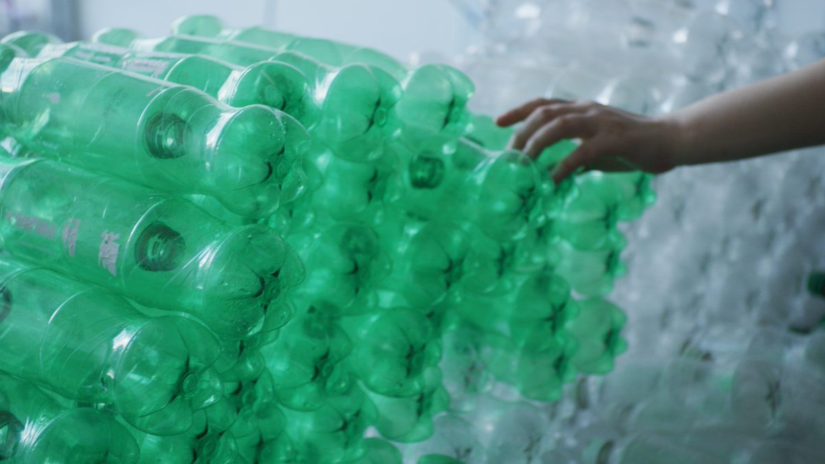 MohawkGroup's tweet image. 🌎 This #EarthDay, watch as #plasticoverflow takes shape! From our recycling facility, to @basia_gosz&apos;s studio, to its debut at #TISE2020, where attendees were invited to contribute their plastic bottles to the sculpture.

Go behind-the-scenes: bit.ly/2ywJkeu