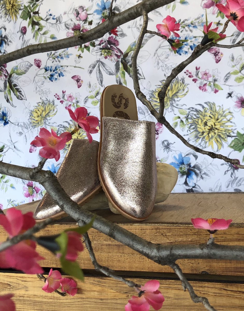 Metallic, rose-gold slides by Sorel. #shopmanotick #sorel #metallic #slidesandals #rosegold