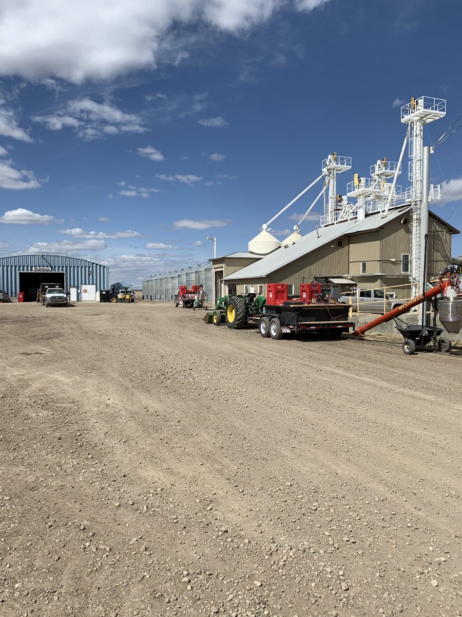 LeightonKolk's tweet photo. Busy day at K3 Seeds. Shipping seed, treating barley seed receiving corn seed and repairing bins. #treatedwell #K3covidfree https://t.co/084no3df4z