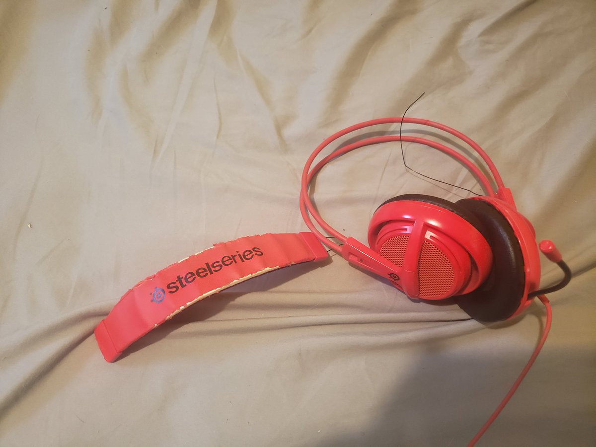 Smiddley's tweet photo. @SteelSeries after 5 years of service, they finally gave in 😭. She'll be missed https://t.co/ADFeaPxm8y