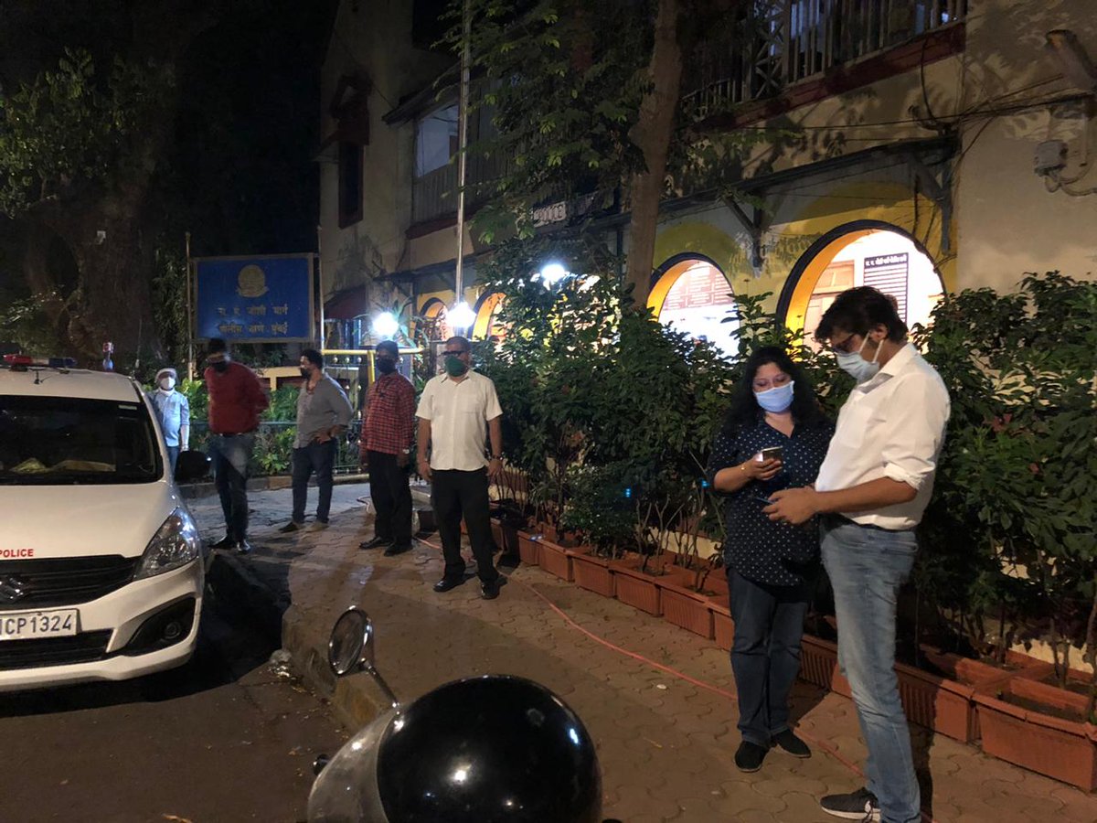 republic's tweet photo. Arnab Goswami is now at the NM Joshi Marg Police Station to file a Police complaint. Mumbai Police refuses to name Youth Congress attackers in the FIR #SoniaGoonsAttackArnab https://t.co/pcYPT372tn