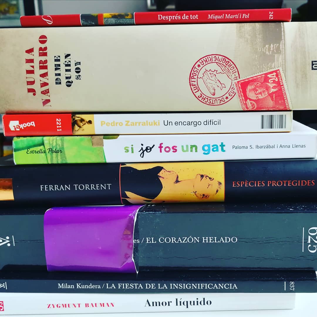 crisgutval's tweet photo. Me encanta esta propuesta. Ahí van los míos! #PoemasRobados #FemBAM #PrimaveradeLlibres #SantJordiACasa 🐲🌹📖 https://t.co/wpm3tgULpL