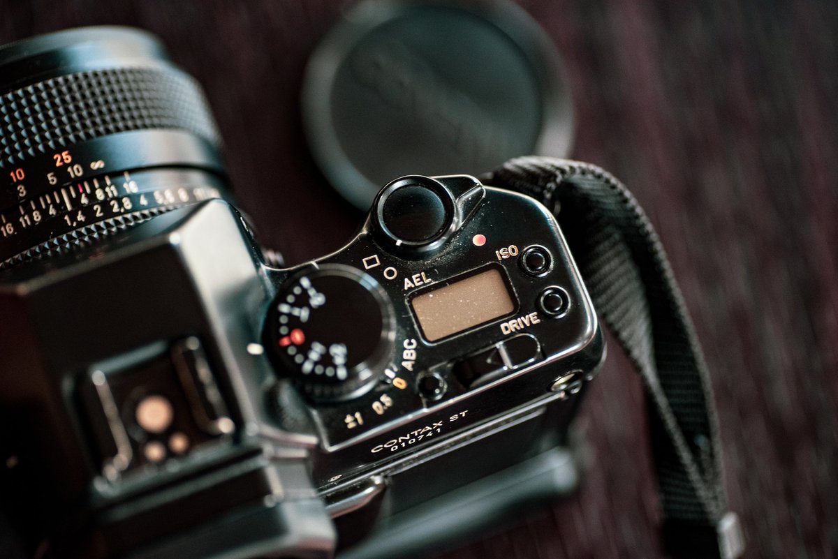 #お家でカメラ シリーズ

第24 回は『CONTAX ST』です！
私の持つカメラて一番カッチョイイと言っても言い過ぎではない！

シャッター音も『シャキーン！』と最高にカッチョイイっす！

#フィルムカメラ
#filmcamera 
#contaxst
#CONTAX
#コンタックス