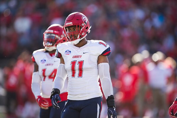 JUCOFFrenzy's tweet photo. NFL Draft Sleeper DE From Liberty Jessie Lemonier

* Shows ability to punch and separate for two-gapping potential.

* Power to pull free from block engagement.

* Consistent Tackling.

* Effective arm over move gives him life as interior rusher.

(@Lemonier59) @LibertyFootball https://t.co/iuTNQeZ2oa