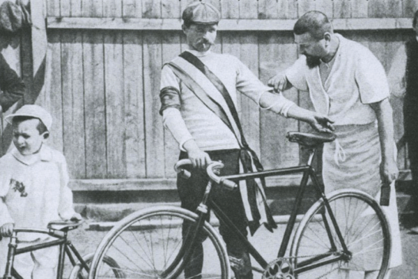 CyclingHistoria's tweet photo. Tres son las carreras ciclistas con más prestigio y a nivel mundial de tres semanas o de 21 días. Por orden de importancia son: 
El Tour de Francia se celebra por primera vez en 1903 
El Giro de Italia da comienzo en 1909  
La Vuelta a España, celebrada por primera vez en 1935, https://t.co/GxnHSxuA0U